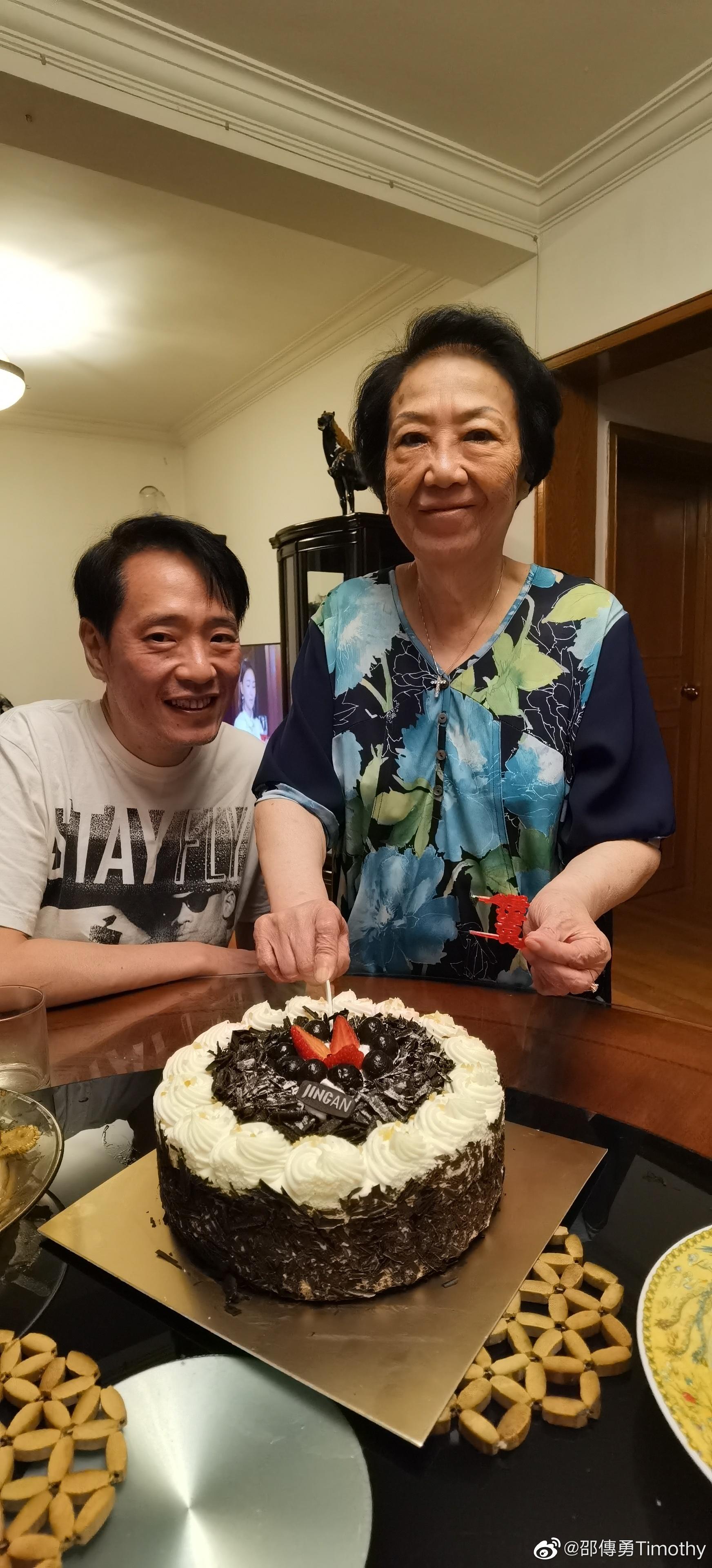 邵傳勇為陪伴母親選擇定居上海。