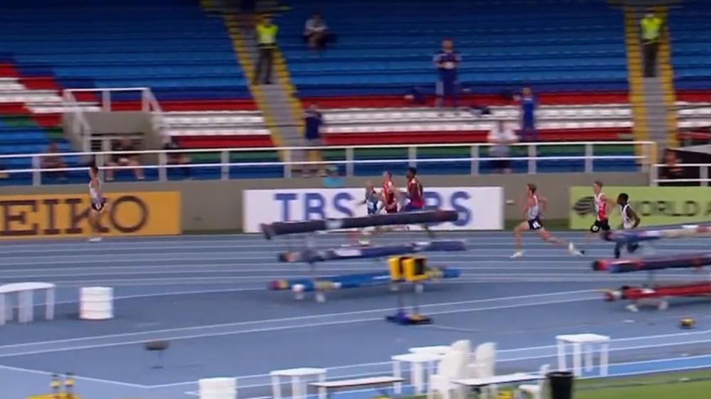 他「整理」後很快已回復狀態,以驚人速度超過2名對手。(Twitter)