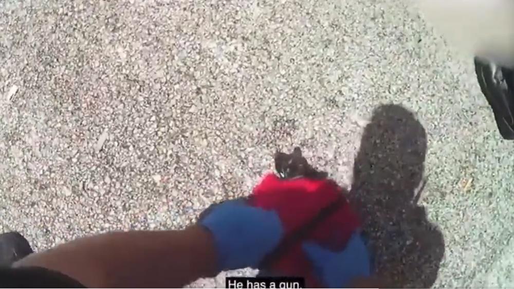 警員戴上手套準備協助處理傷者傷勢時,突然有圍觀的途人大叫「他手上有槍!」。(Twitter)