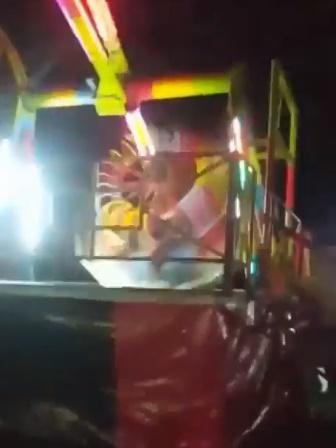 Britany Fernandez周一(15日)與家人一起乘坐一個類似於海盜船的「擺鐘」機動遊戲。(Twitter)