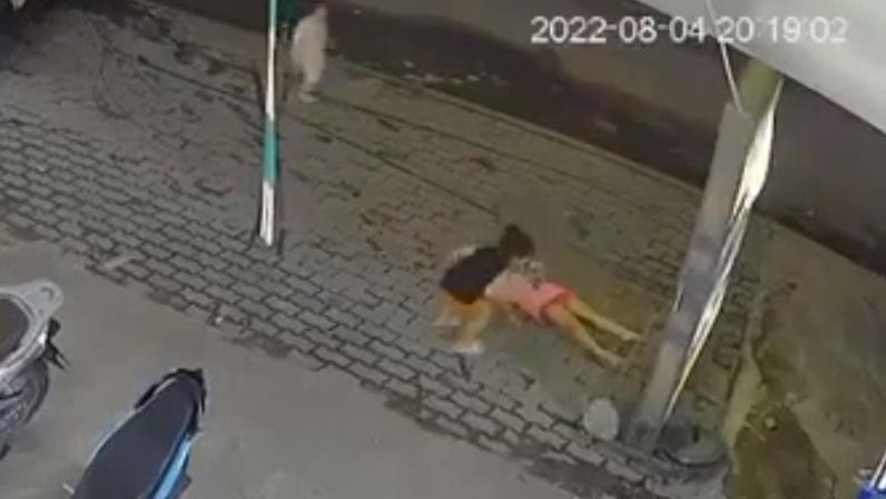 紅褲女童慘叫一聲便癱瘓倒地抽搐。(YouTube)