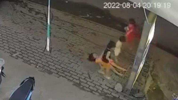 一名穿黃衣的女童正打算搖晃倒地的紅褲女童,被身材較高大的女童阻止。(YouTube)