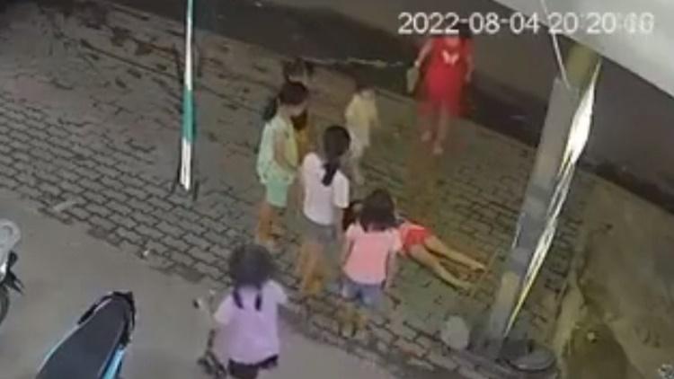 同伴們都感到莫名其妙。(YouTube)