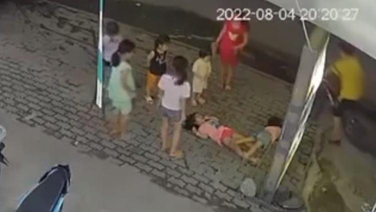 未幾一名身穿粉紅衣的女童關切,伸手搖晃倒地女童後隨即暈倒地上。(YouTube)