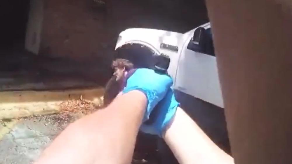 警員隨即連開至少8槍,將弟弟當場擊斃。(Twitter)