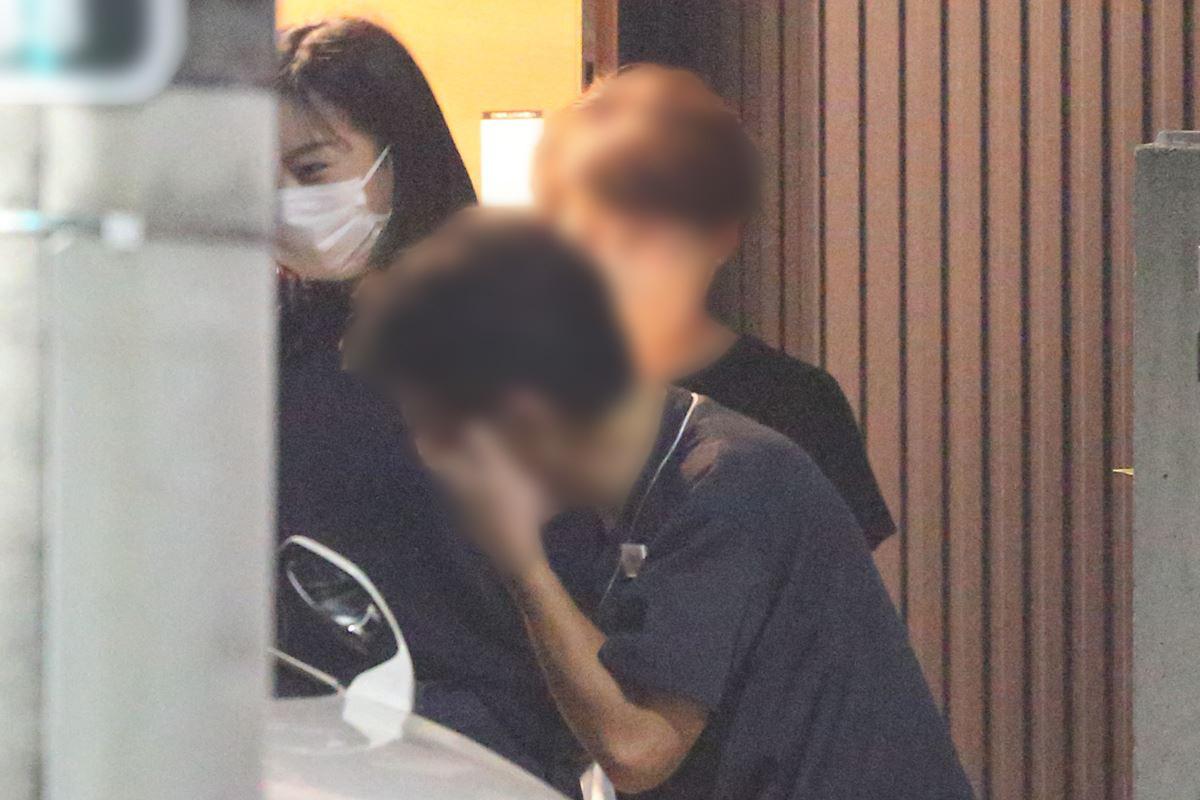 佳子公主於日前造訪位於東京的牙醫診所,待了3小時後在院長夫婦護送下離去。(網上圖片)