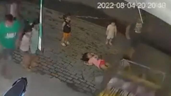 直至2名男路人上前協助,他們將廣告牌踢倒以斷絕電源。(YouTube)