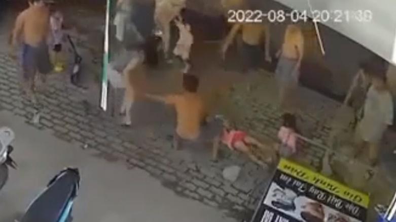 粉紅衣女童恢復了意識。(YouTube)