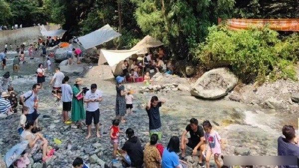 四川龍漕溝本為洩洪溝,但在網紅宣傳下成為消暑、野餐、玩水勝地。(互聯網)