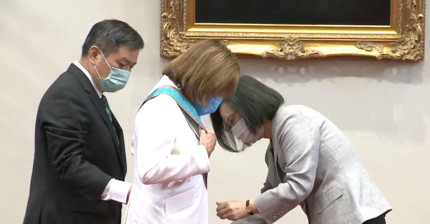 蔡英文頒授「特種大綬卿雲勳章」予佩洛西。(蔡英文fb截圖)
