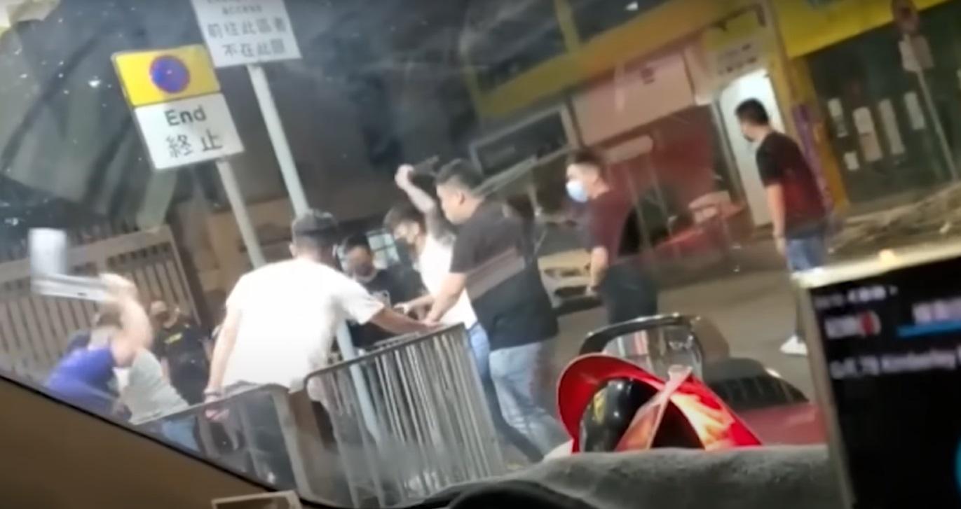 尖沙咀2男遭一群惡煞圍毆,有人更取起木棍及膠凳襲擊。(網片截圖)
