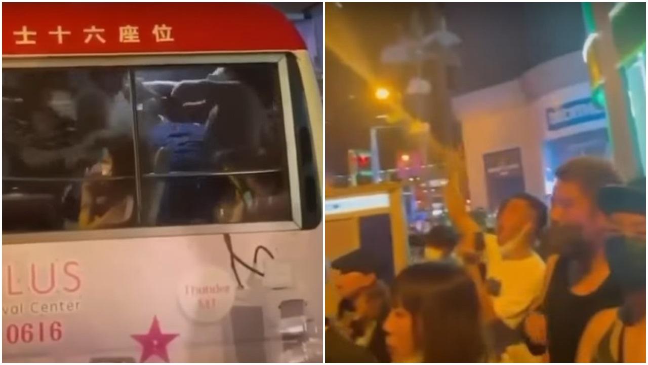 一眾男子在紅巴上打MMA,車外大批途人如看拳賽。(網片截圖)