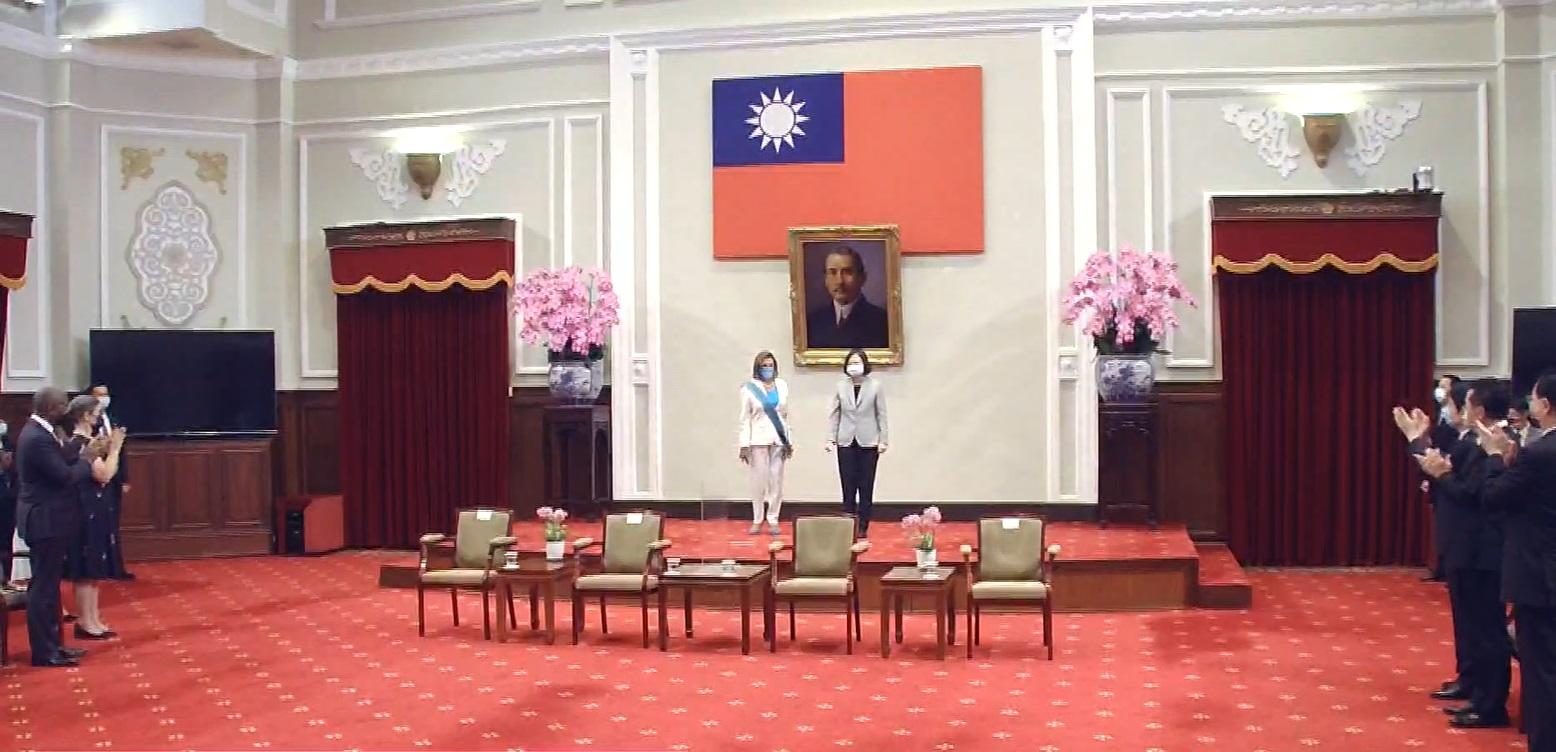 蔡英文頒授「特種大綬卿雲勳章」予佩洛西。(蔡英文fb截圖)