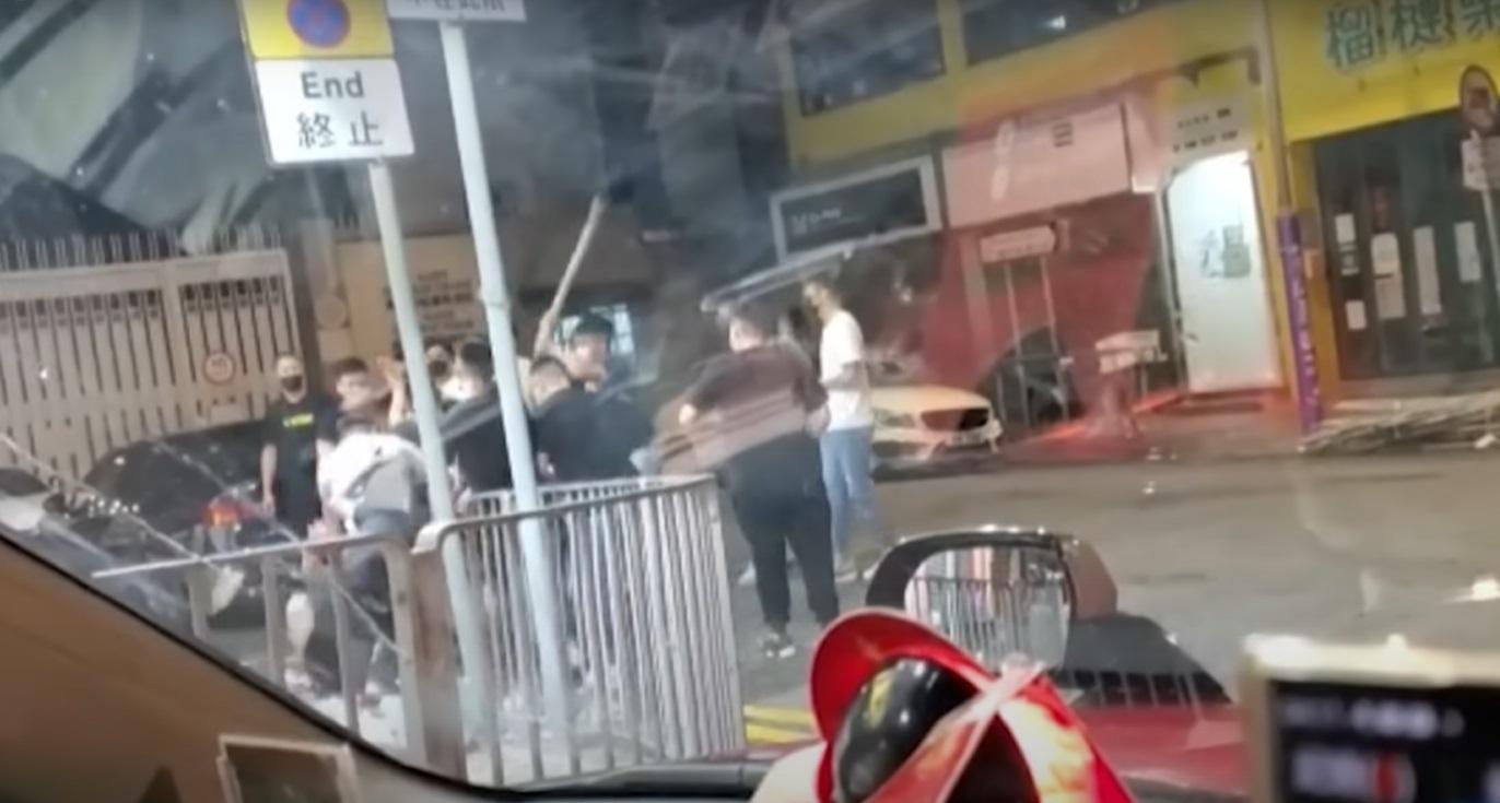 尖沙咀2男遭一群惡煞圍毆,有人更取起木棍及膠凳襲擊。(網片截圖)