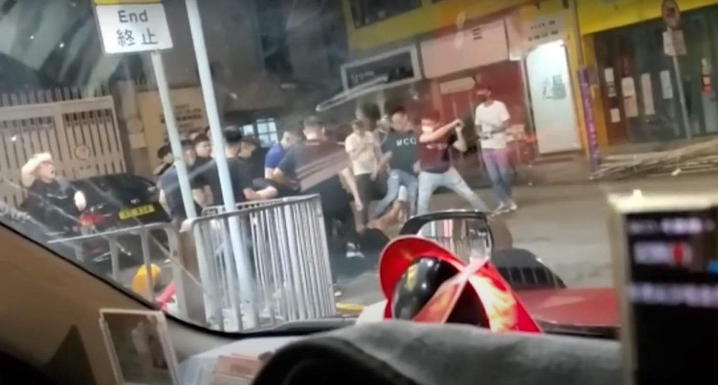尖沙咀2男遭一群惡煞圍毆,有人更取起木棍及膠凳襲擊。(網片截圖)