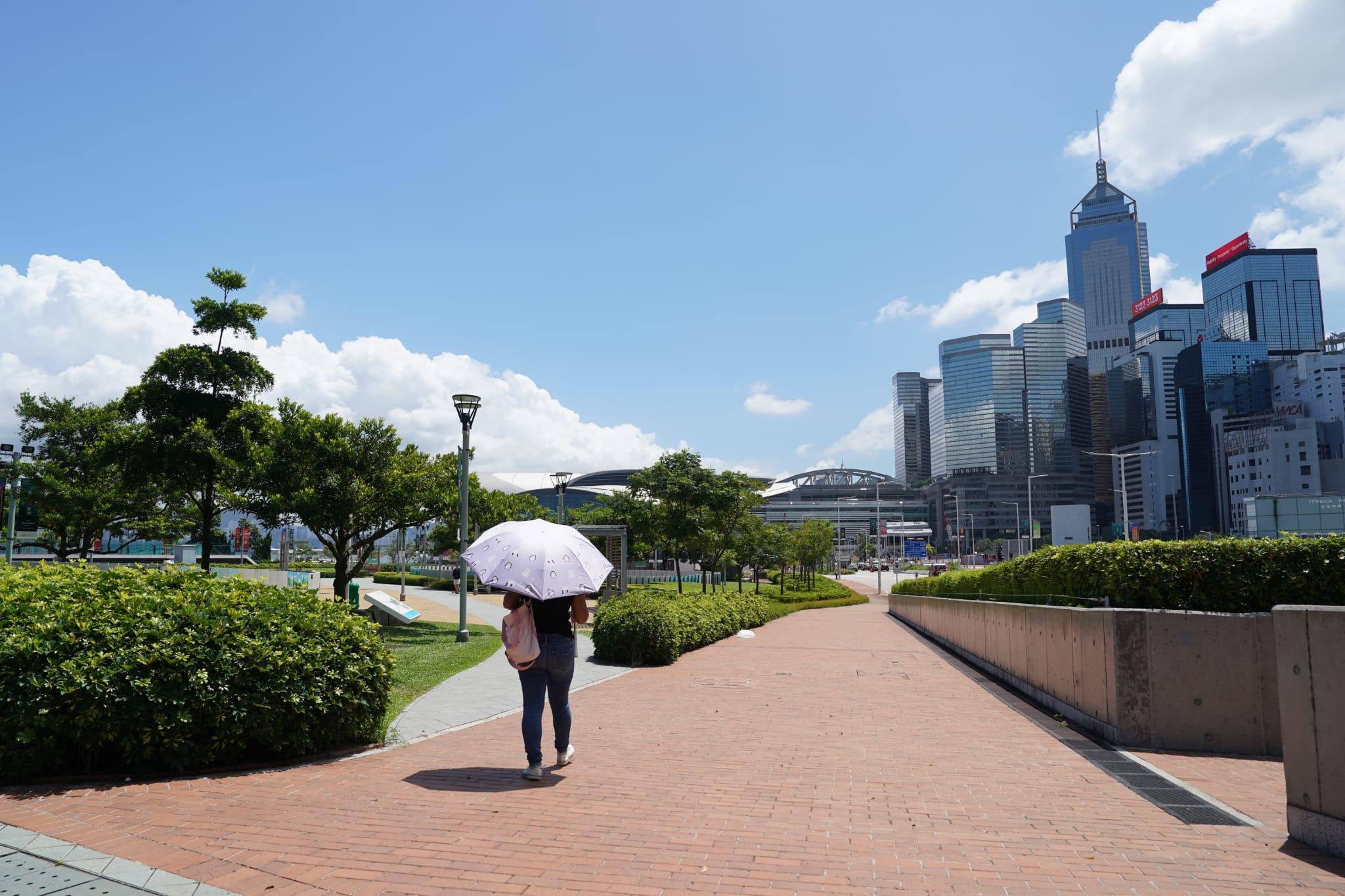 本港今日天晴酷熱,但局部地區有驟雨。(陳奕釗攝)