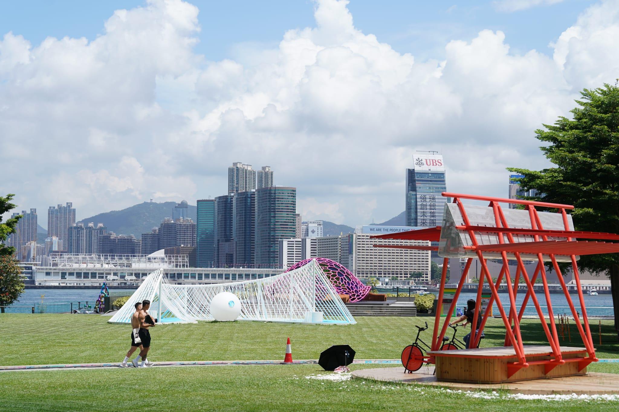 本港今日天晴酷熱,但局部地區有驟雨。(陳奕釗攝)