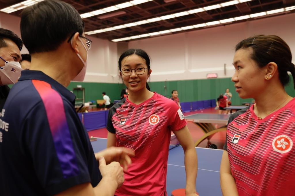 李家超與乒乓球運動員吳詠琳交流。(李家超fb圖)
