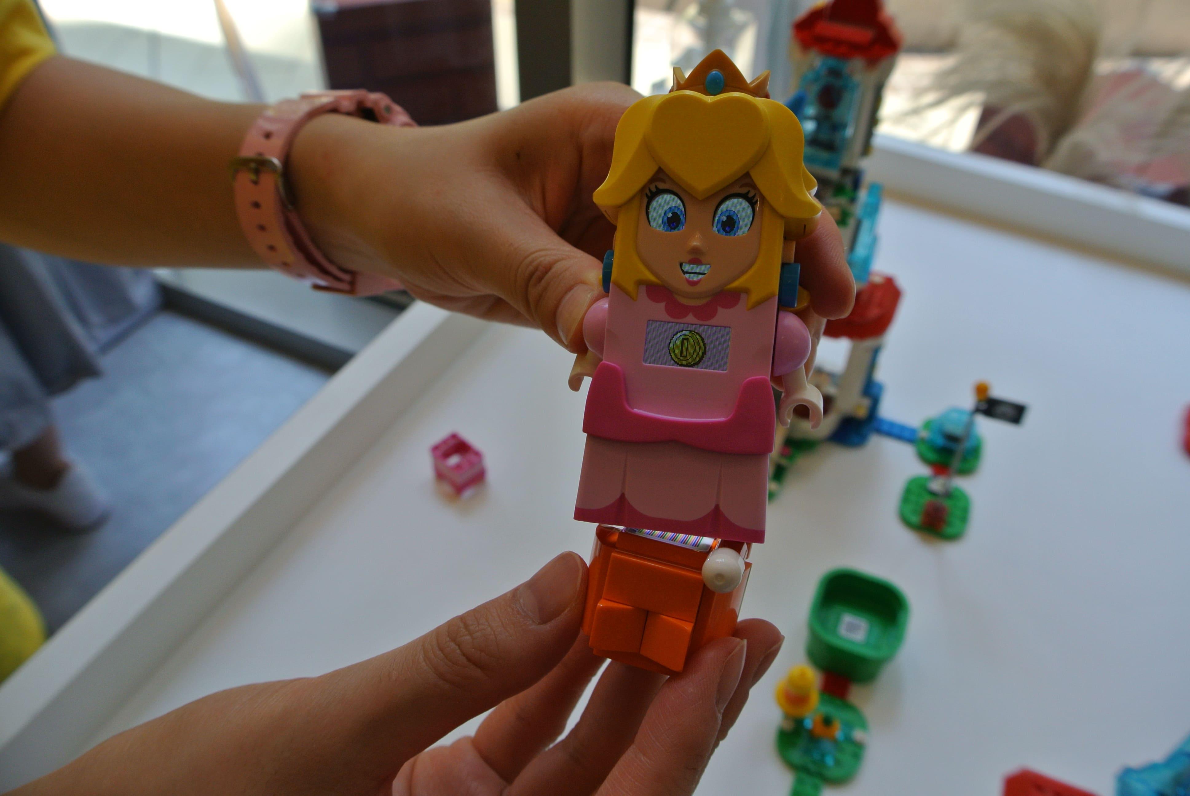 碧姬公主需要透過觸碰不同的編碼貼,進行挑戰賺取金幣及通關。