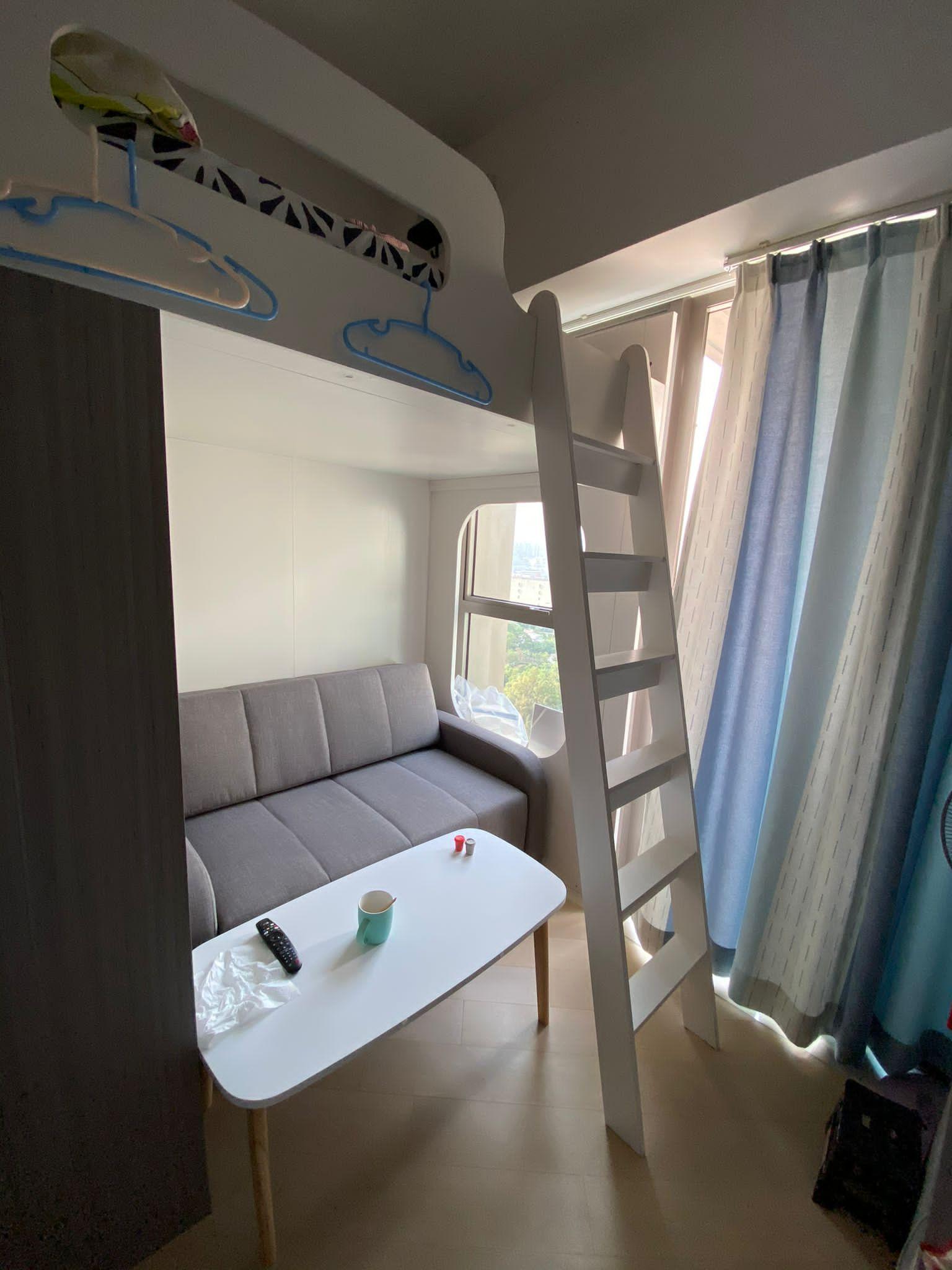 單位設有雙人床連樓梯組合櫃,床下則放有二人梳化,自製出客廳和睡房的空間。