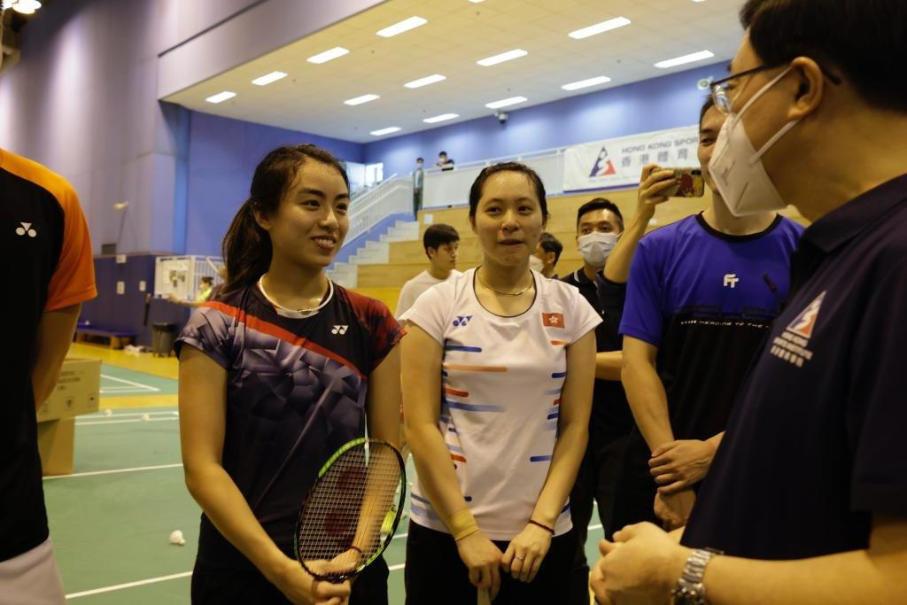 李家超與羽毛球界運動員吳芷柔交流。(李家超fb圖)