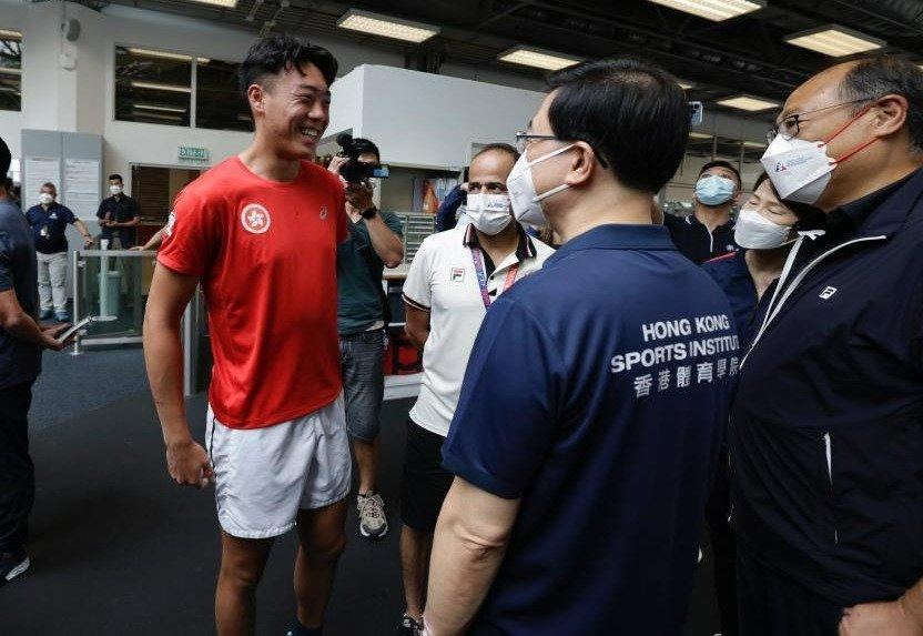 李家超與網球運動員黃澤林交流。(李家超fb圖)