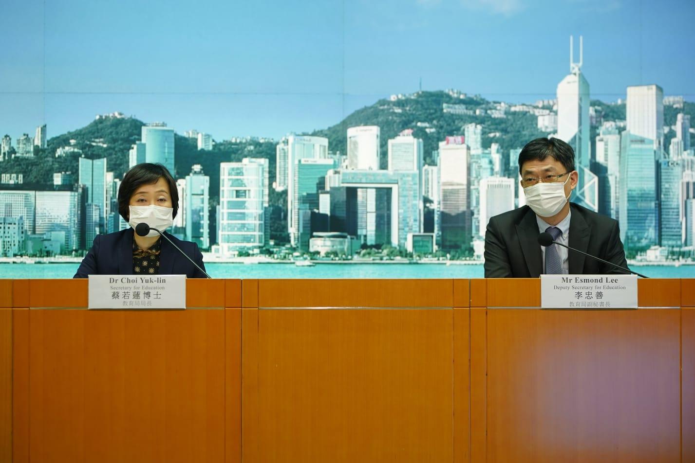 蔡若蓮和李忠善下午見傳媒,公布有關協助港生入境內地以入讀高等院校的便利措施。(李睿哲攝)