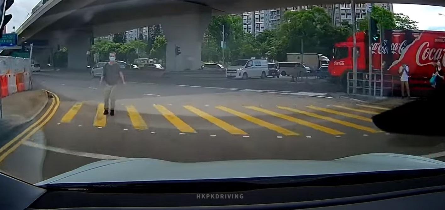 中年男子作勢踢向車輛。(網片截圖)