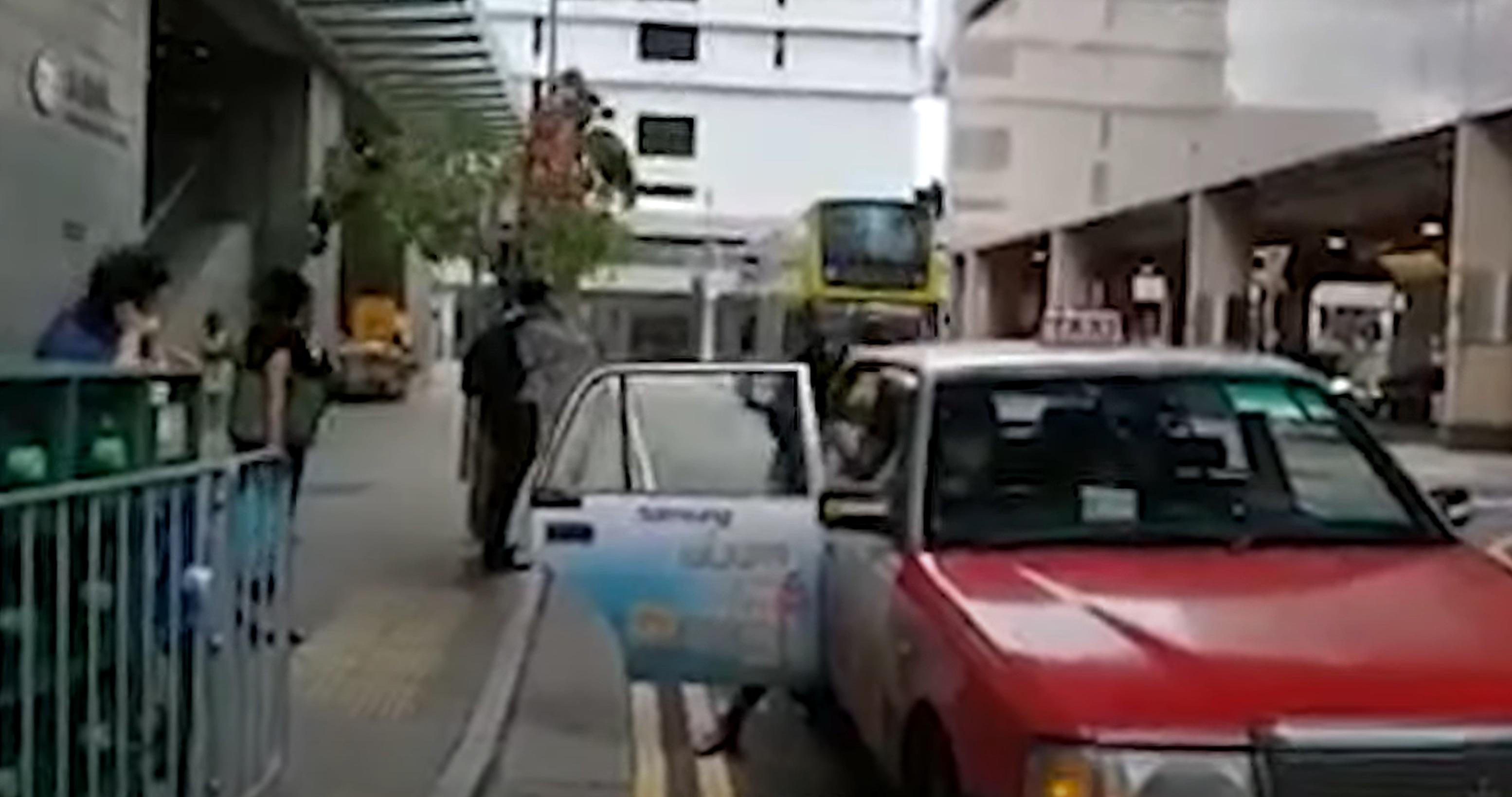 女子多次未能成功關上車門。(網上截圖)