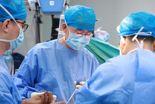 張文智曾主刀首次使用「港澳藥械通」引進的「磁力可控延長鈦棒」手術。(港大深圳醫院圖片)