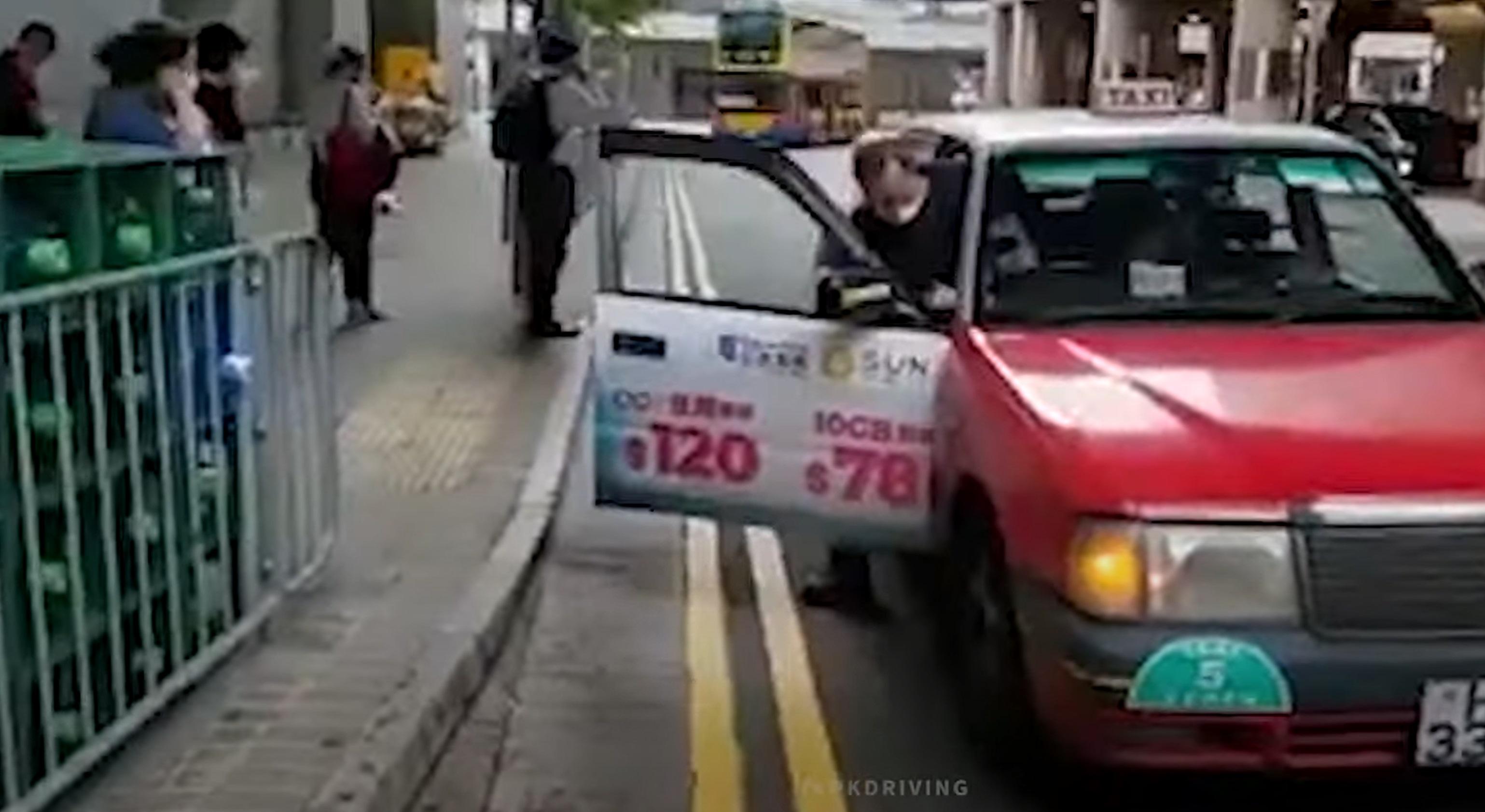 的士司機一度被強風吹到未能成功關上車門。(影片截圖)