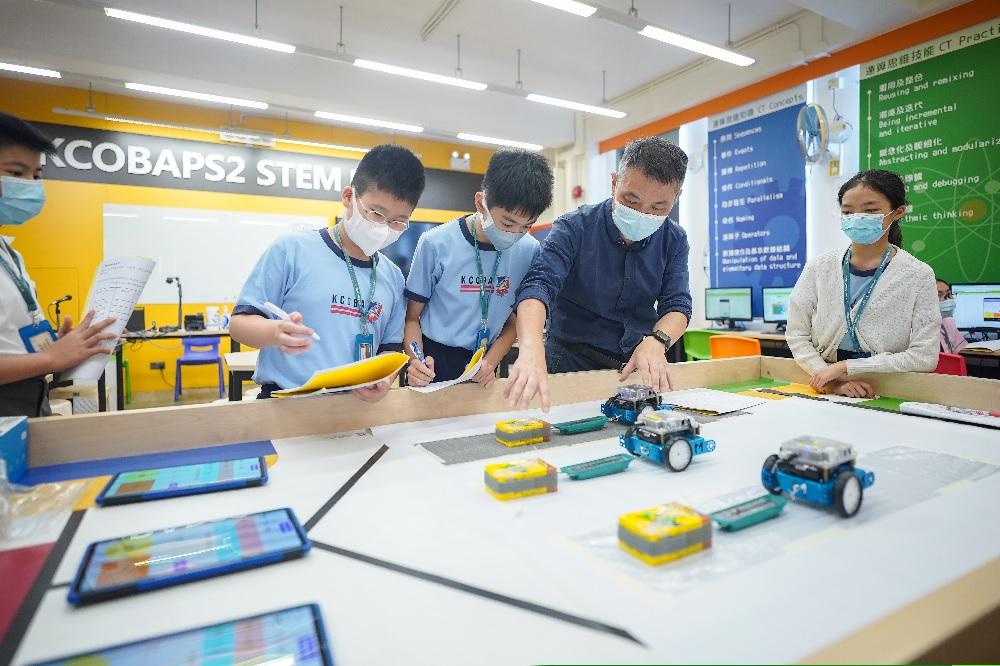 運算思維課程讓學生計算摩擦力對車速的影響。