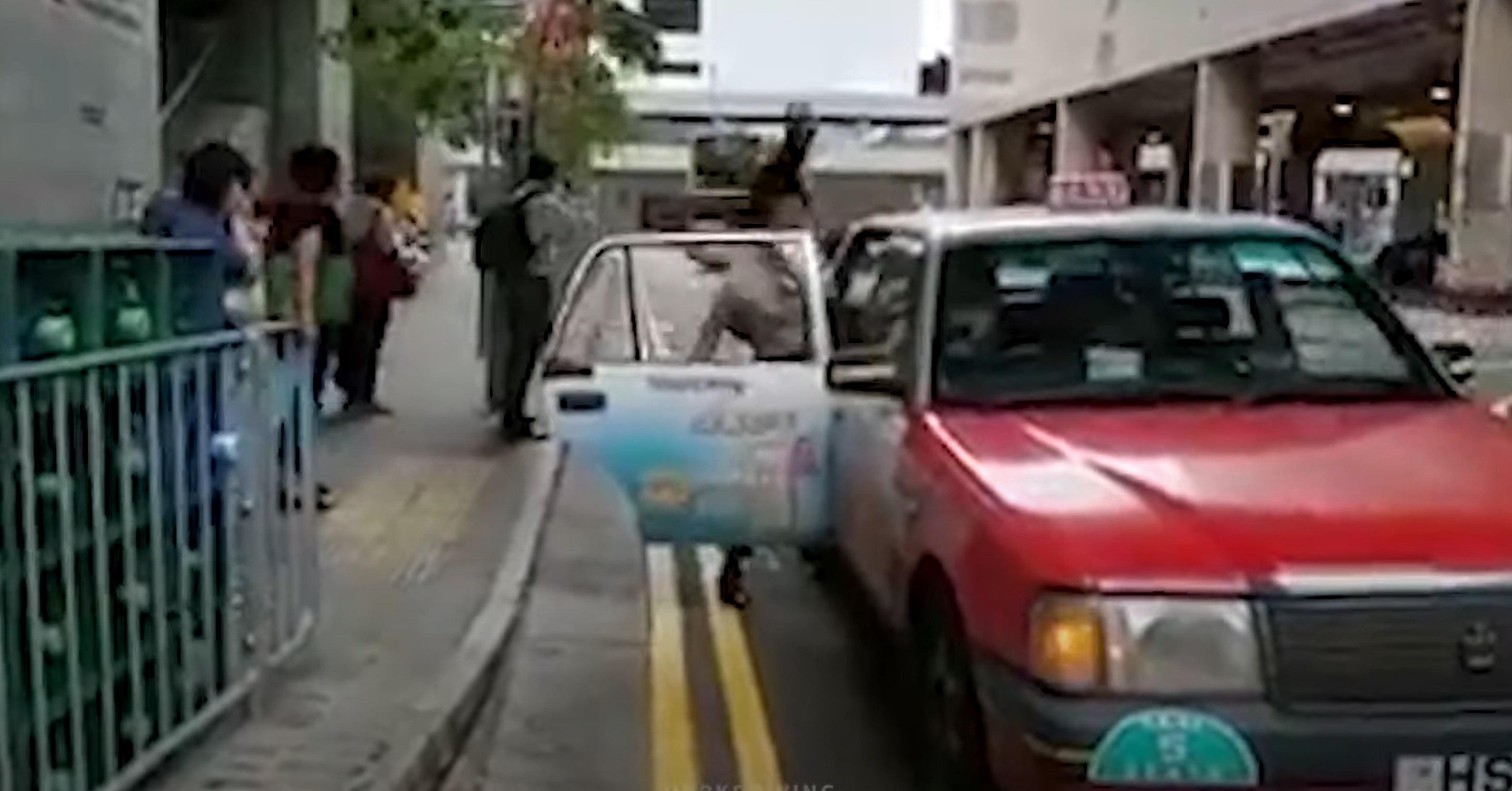 影片中的中環女子被強風吹到頭髮豎起。(影片截圖)