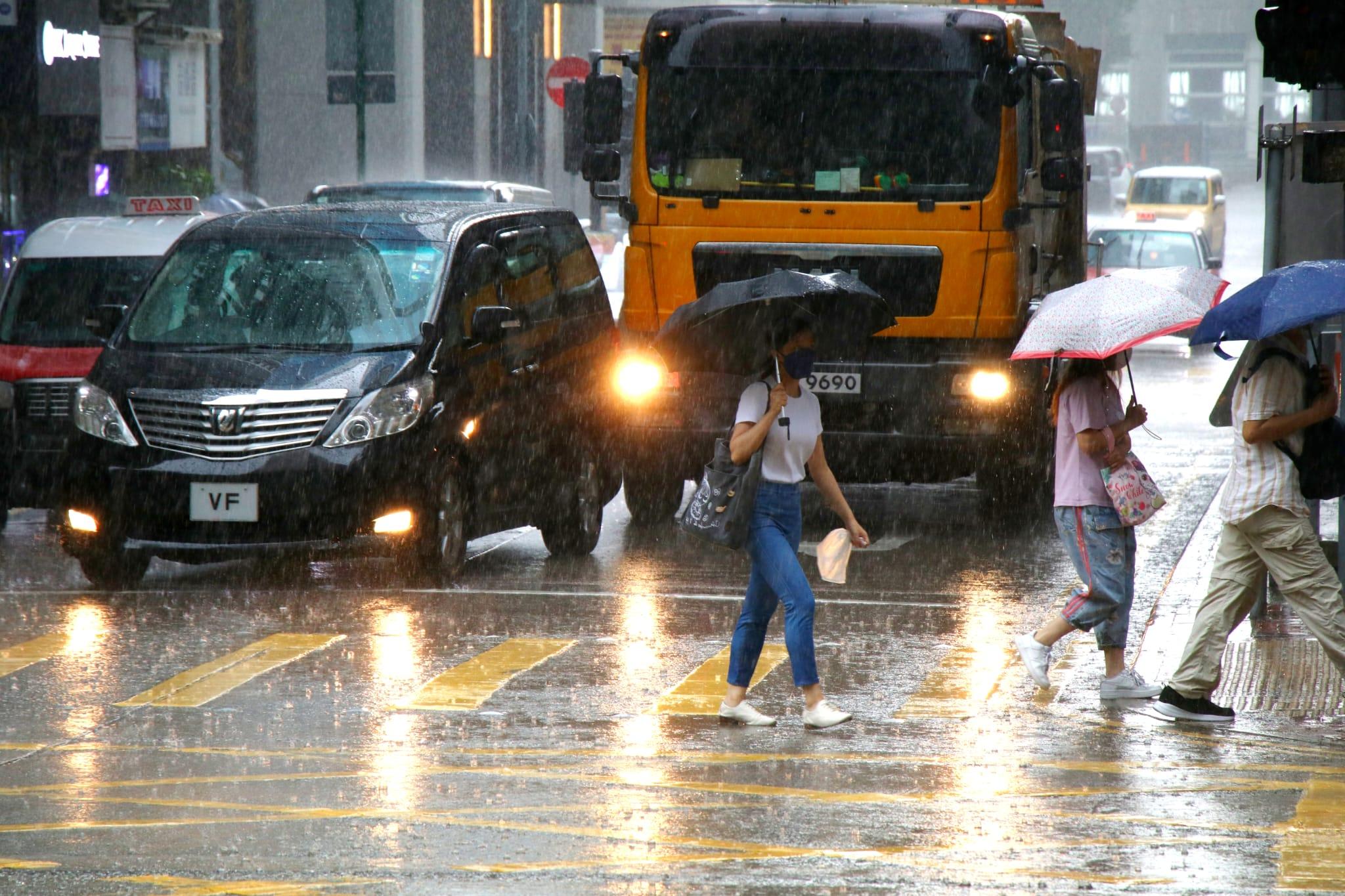 天文台預料未來一兩小時部分地區雨勢較大。(林俊源攝)