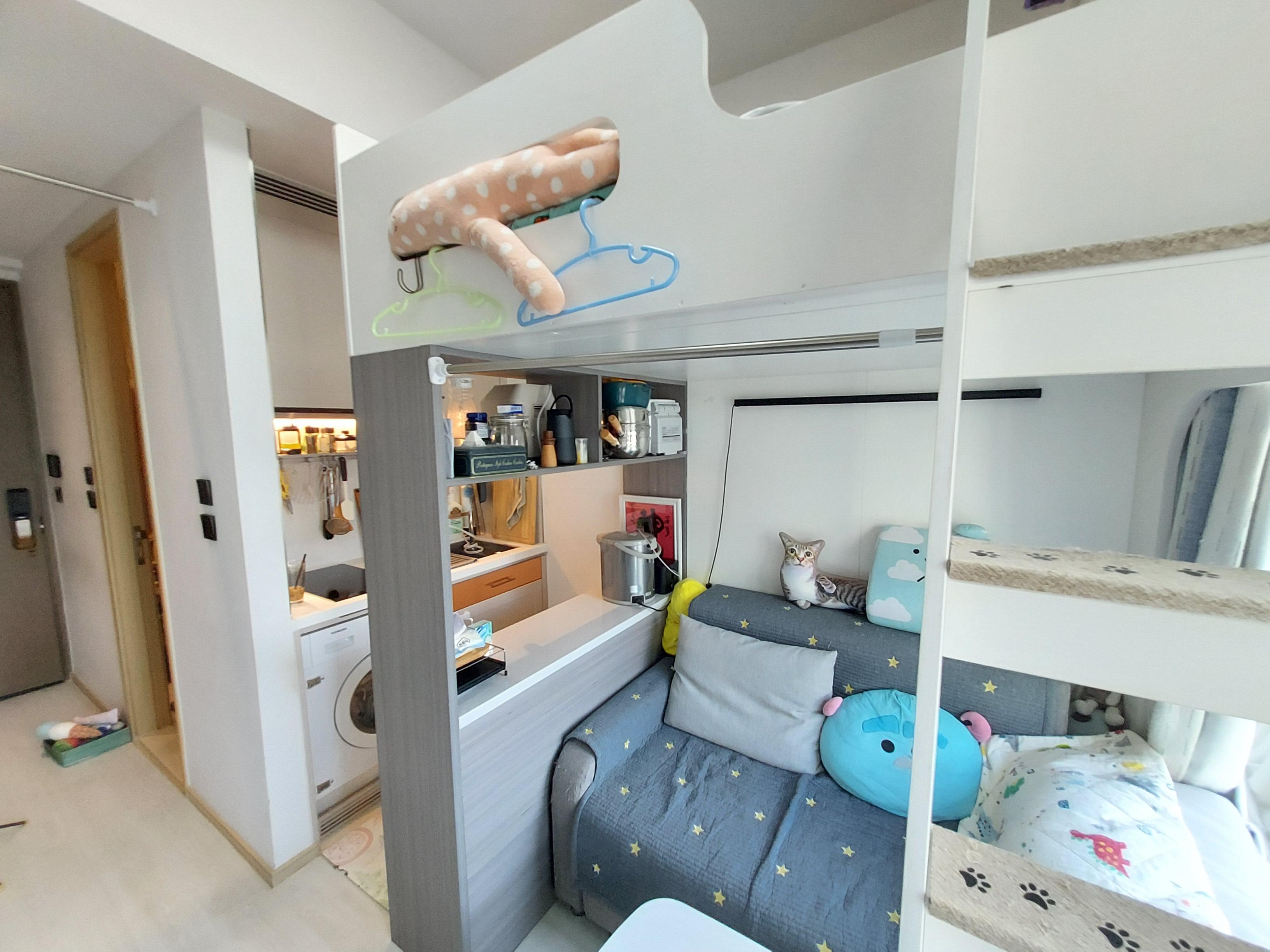 雙人床連樓梯組合櫃的設計美觀又實用,更幫助劃分出廚房空間。