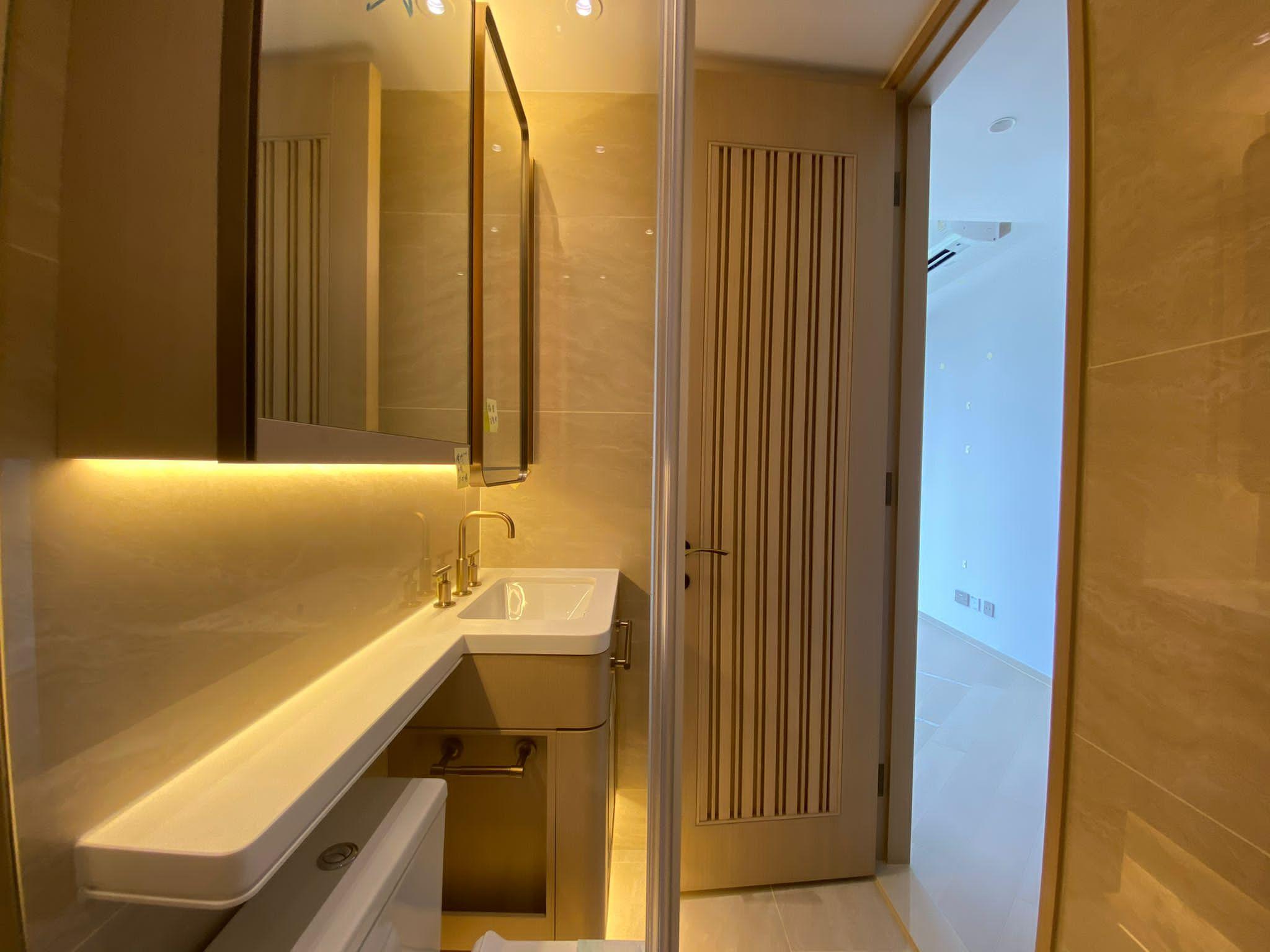 浴室採玻璃趟門企缸設計,裝修新淨企理。