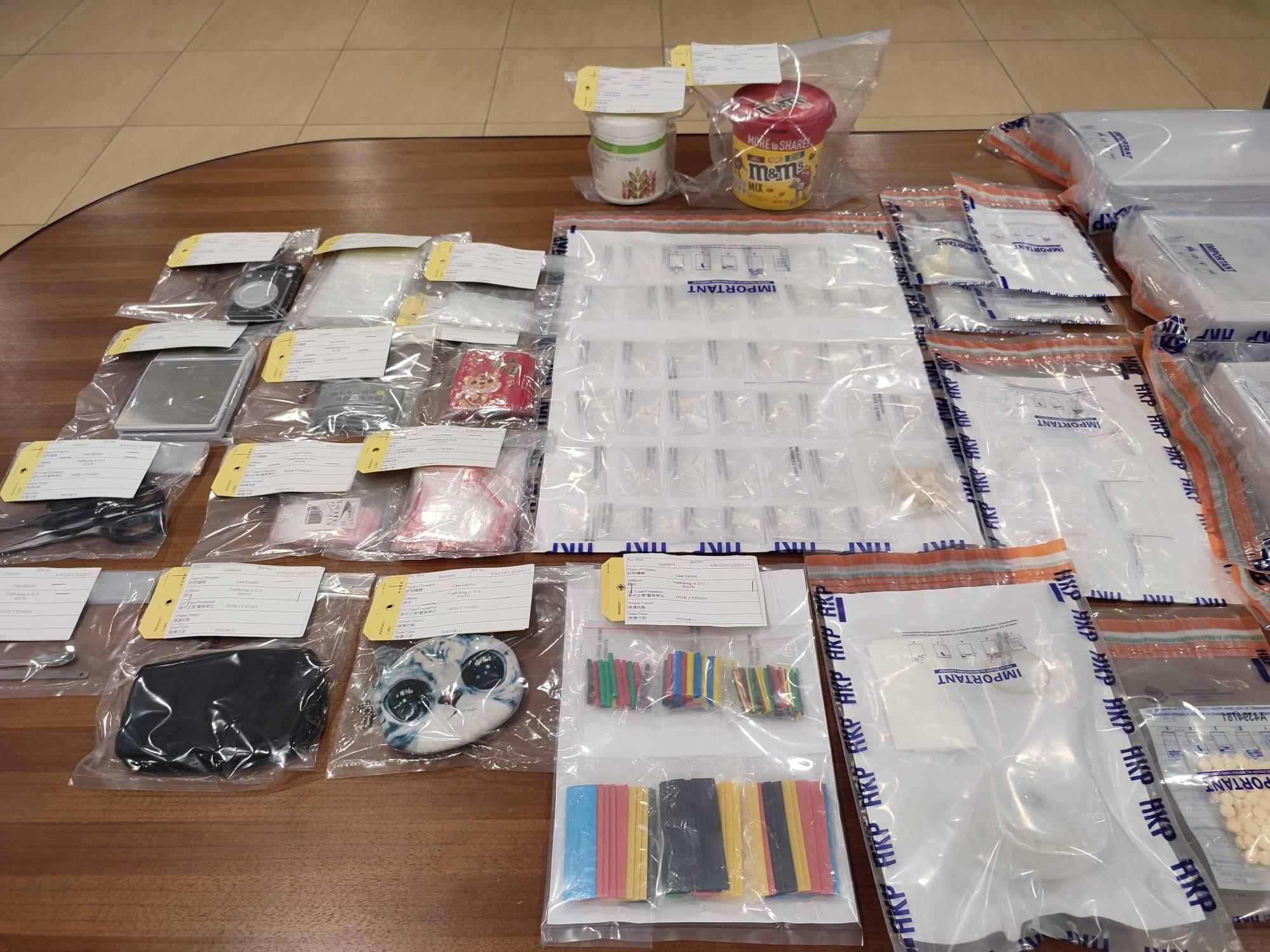 警方展示行動中檢獲的物品。