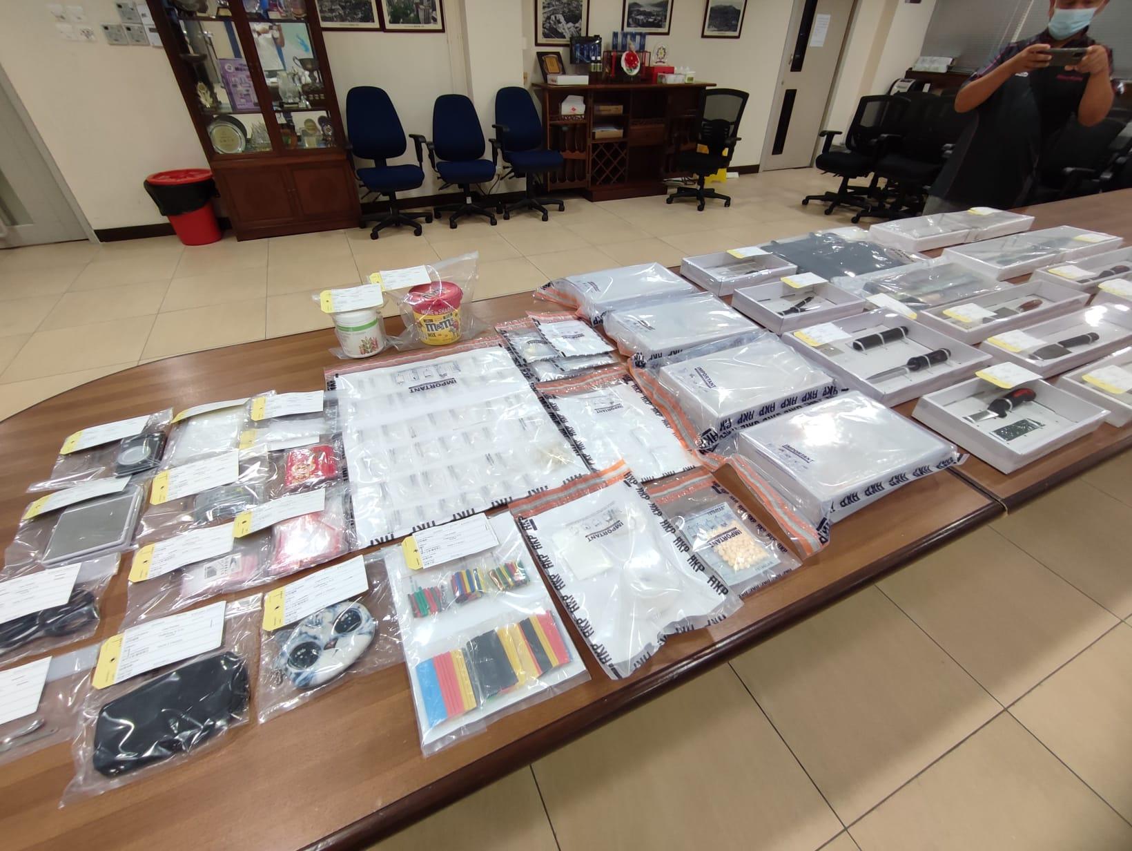 警方展示行動中檢獲的物品。