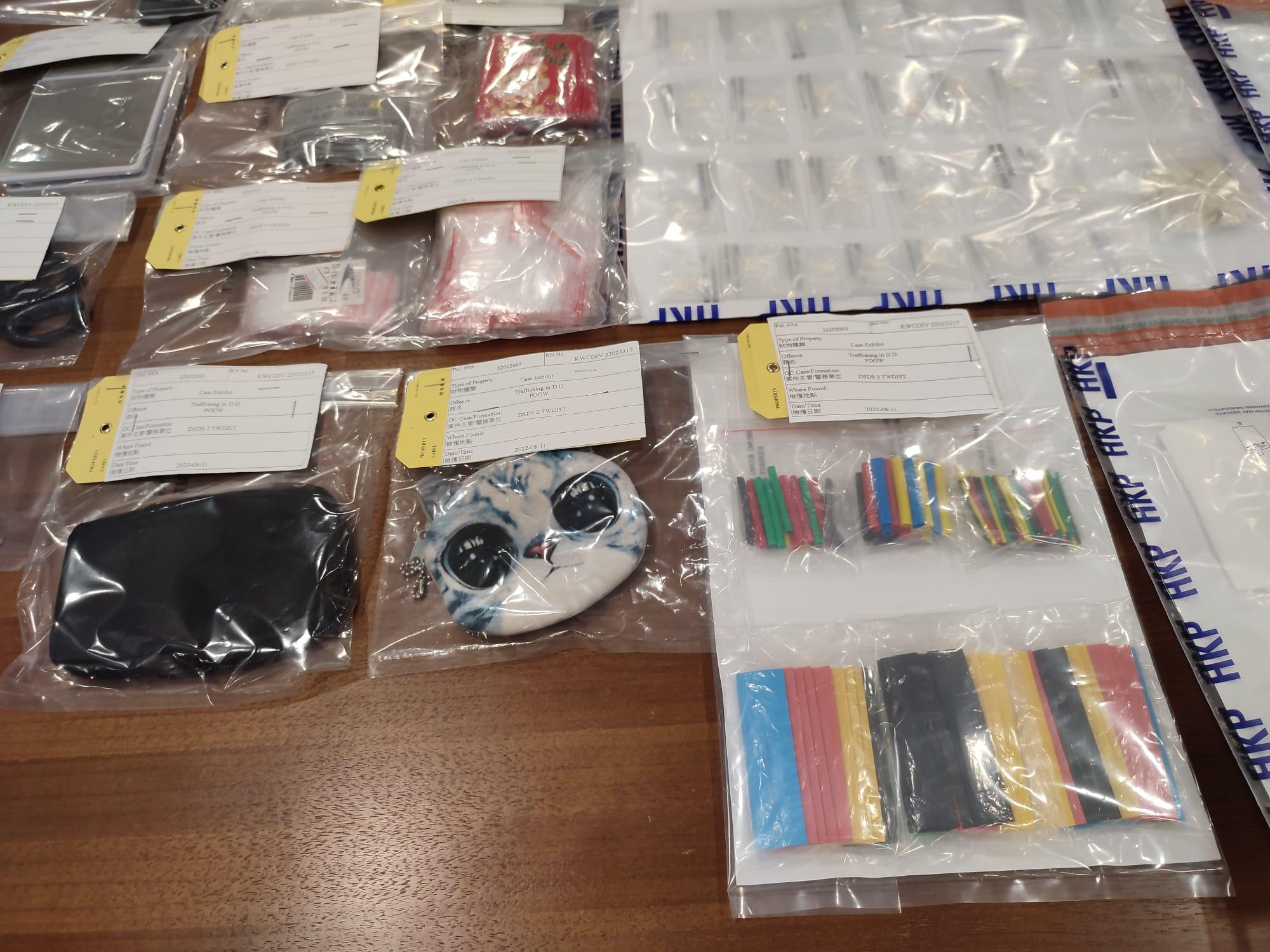 警方展示行動中檢獲的物品。