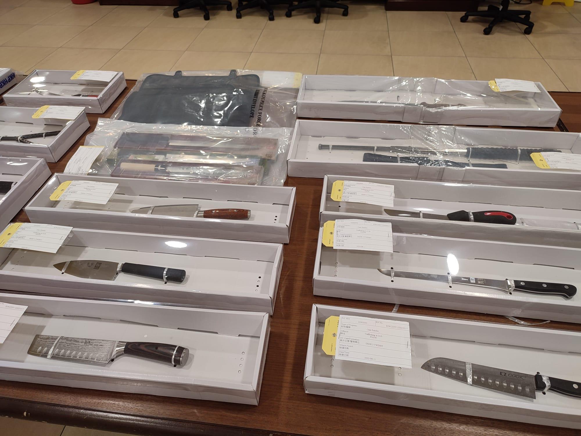 警方展示行動中檢獲的物品。