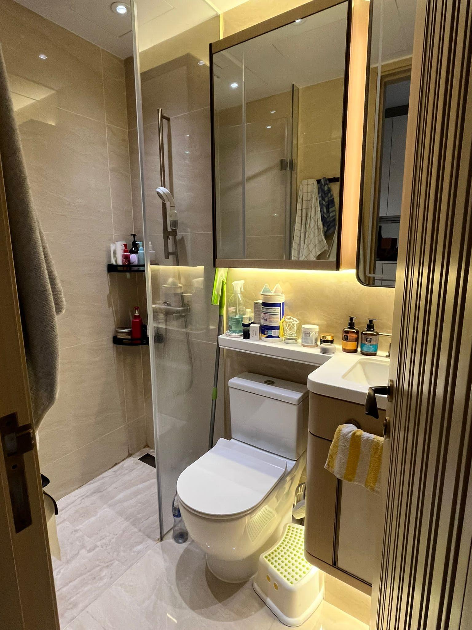 浴室採玻璃趟門企缸設計,裝修新淨企理。