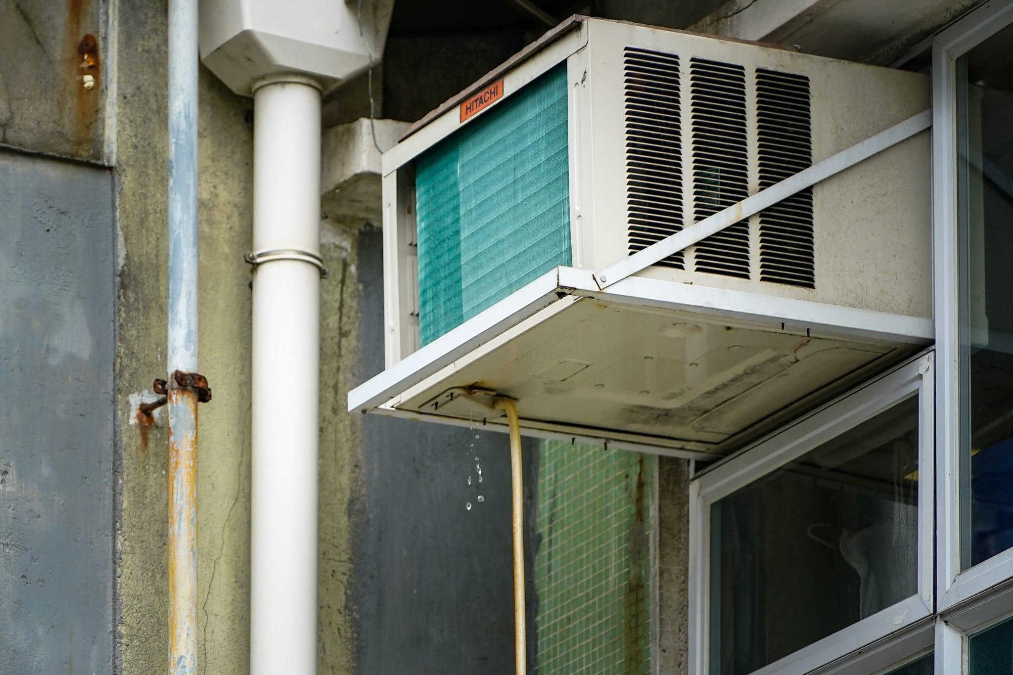 政府周日起啟動打擊衛生黑點行動,包括處理全港600多個有冷氣機滴水等問題的黑點。(李睿哲攝)