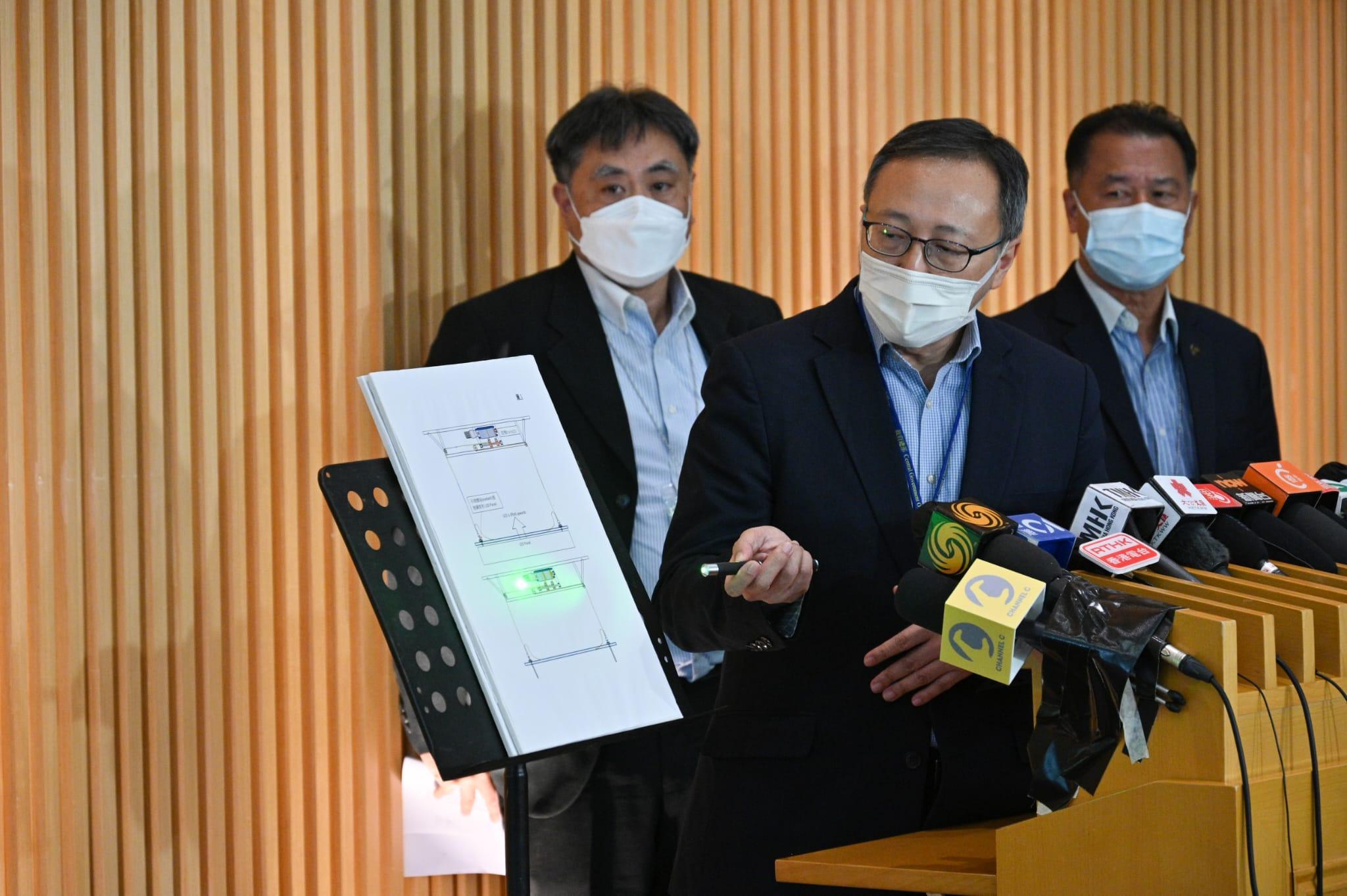 李子俊表示,今日會議上檢討有關舞台裝置設計,確認LED螢光幕其中一條鋼索斷裂,另一條鋼索的螺絲斷裂。(李睿哲攝)