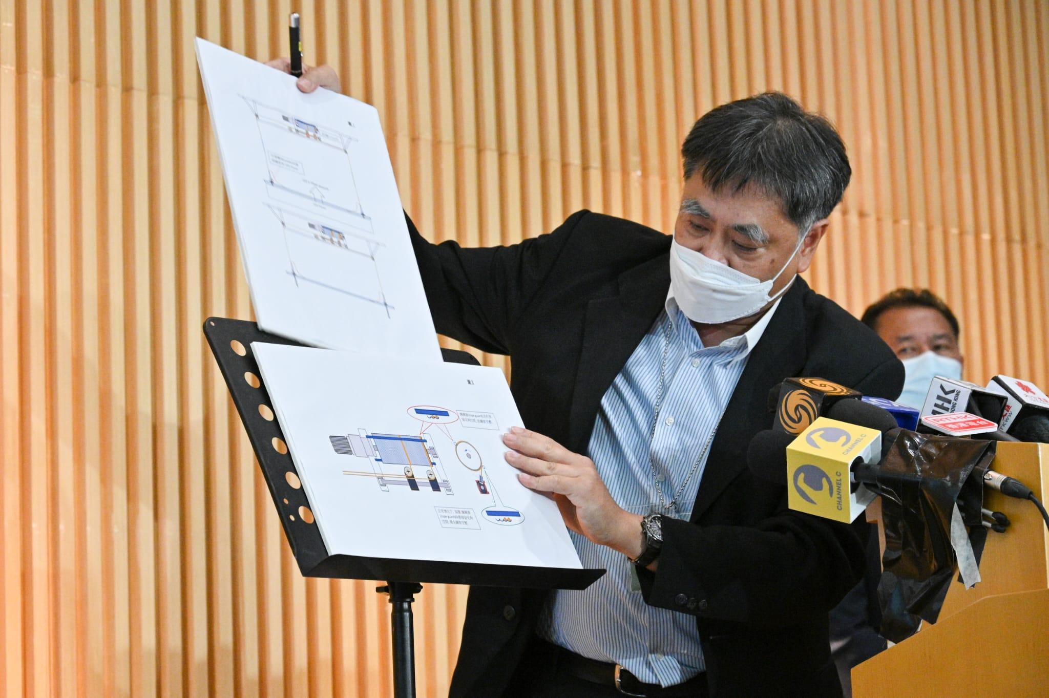 林超雄指,發現護繩器又壓傷了鋼絲,加速金屬疲勞。(李睿哲攝)