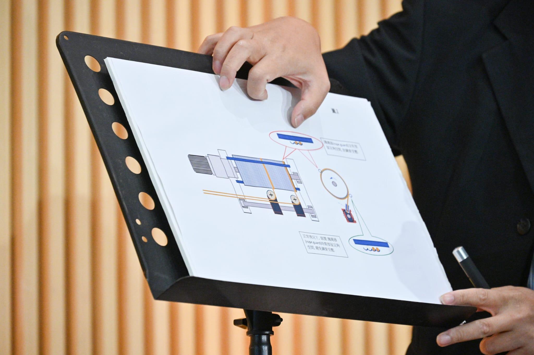 林超雄指,發現護繩器又壓傷了鋼絲,加速金屬疲勞。(李睿哲攝)