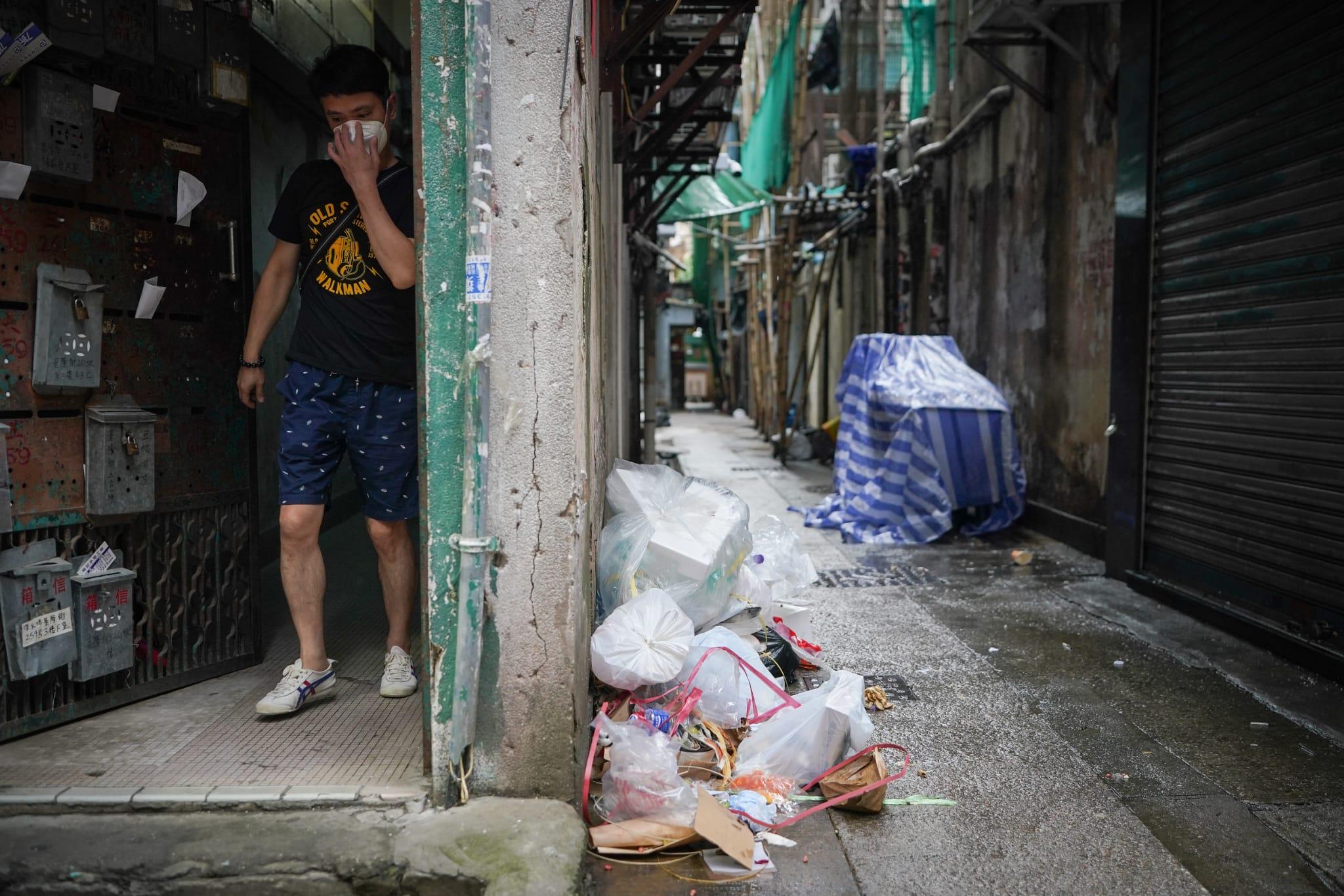 政府周日起展開首階段打擊衛生黑點行動,將著力清理全港600多個非法棄置垃圾等地方。(李睿哲攝)