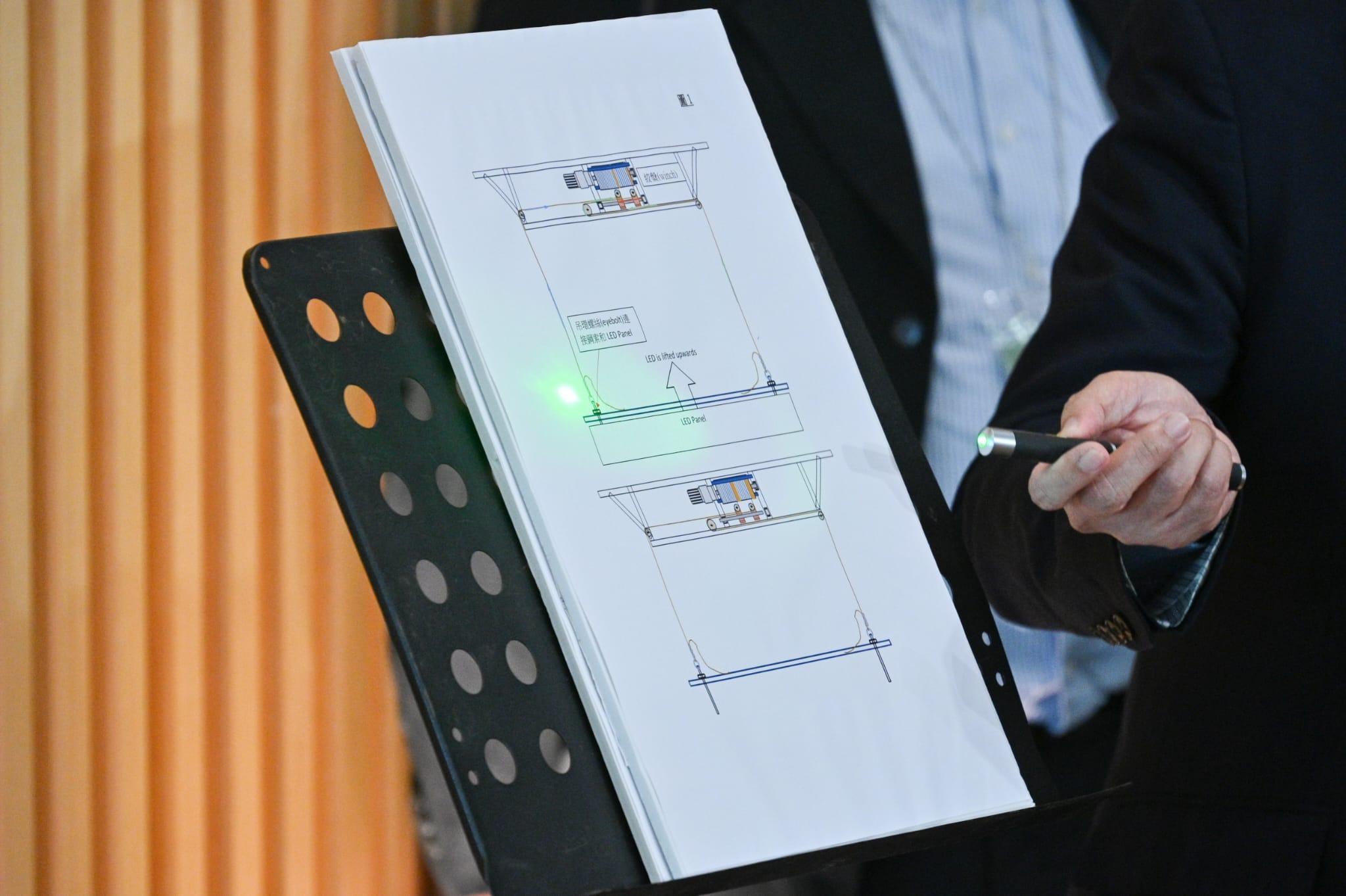 調查小組確認熒幕其中一條鋼索斷裂。(李睿哲攝)