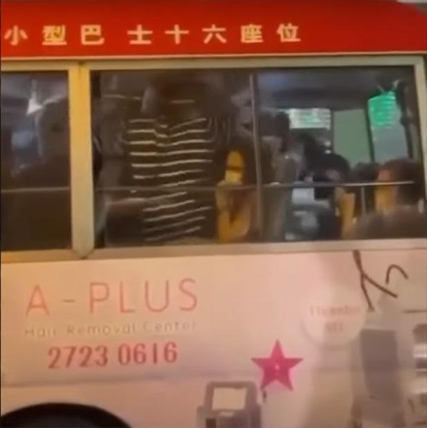 一眾男子在紅巴上打架。(網片截圖)