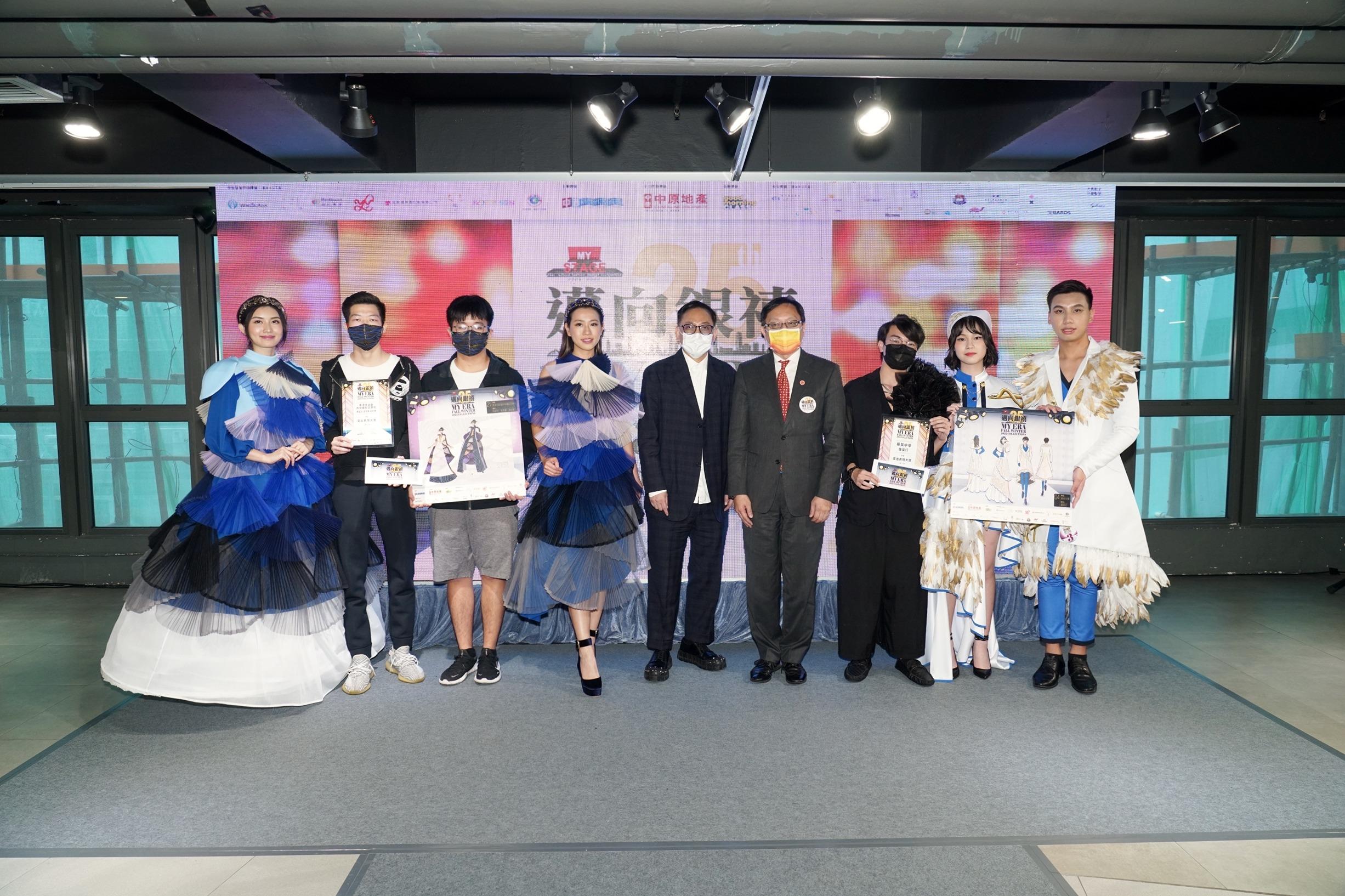 比賽新增設最突出表現大獎,兩組得獎學生分別來自香港扶幼會許仲繩紀念學校的卓其樂(左三)、李邵文(左二)及來自華英中學的鍾昊行(右三)。