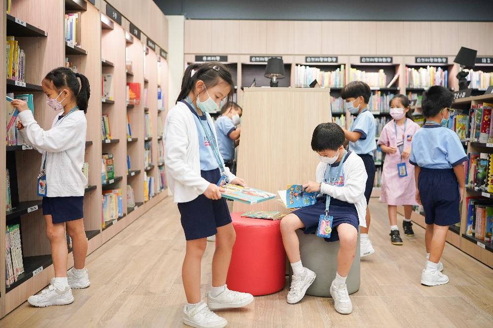 學生在圖書館借閱圖書,閱畢後,老師會為他們蓋上印章,存夠章印學生便可換取喜愛的禮物。